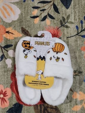 Peanuts White Snoopy & Woodstock Fall Plush Slippers